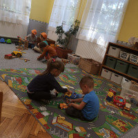 A gyerekek a csoportszobában játszanak